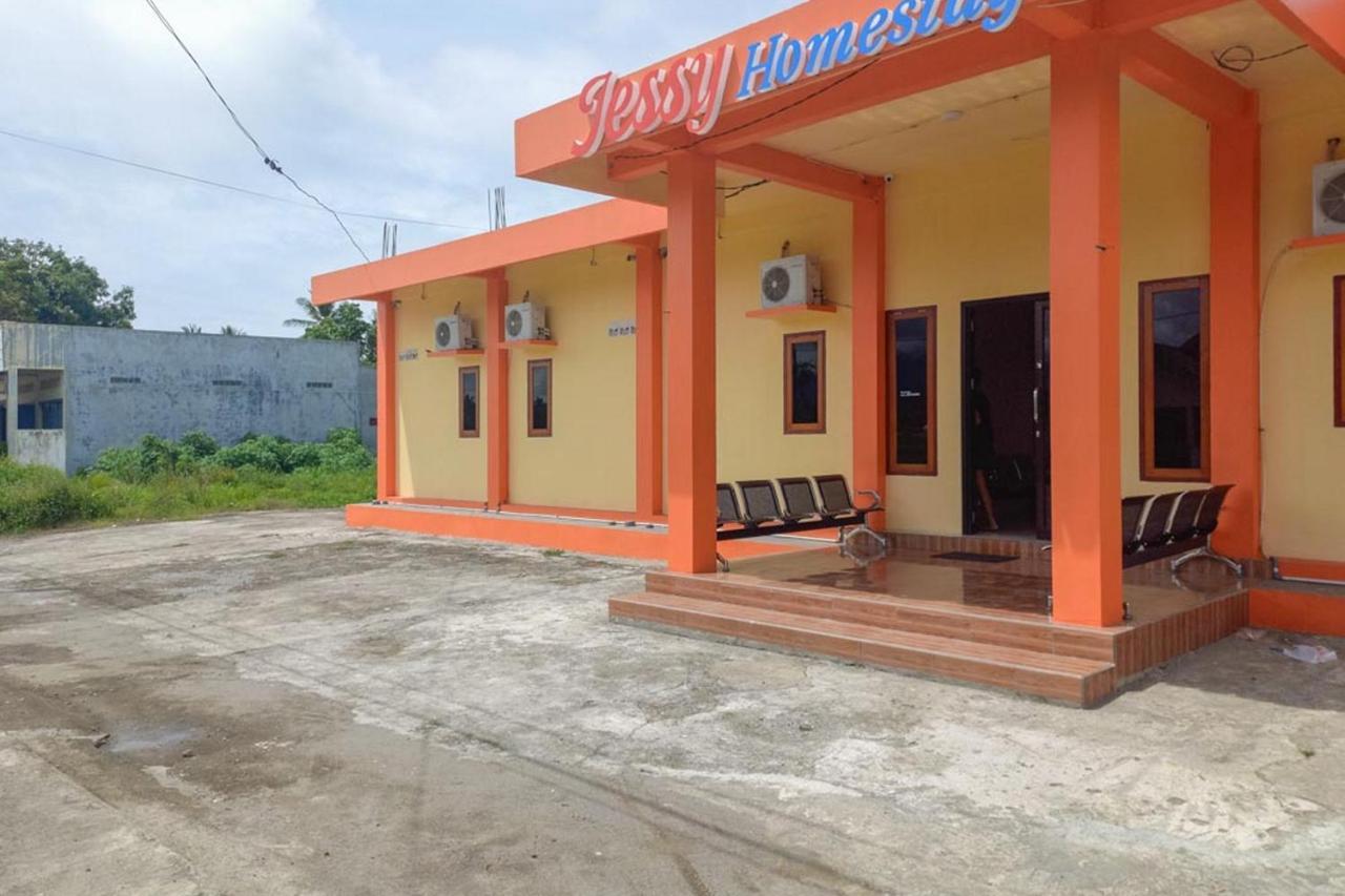 Jessy Homestay Lolak Mitra Reddoorz Exterior photo