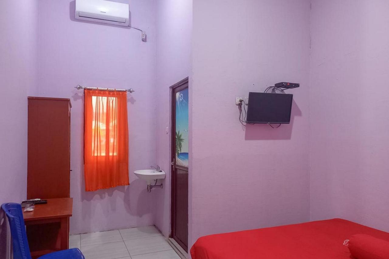 Jessy Homestay Lolak Mitra Reddoorz Exterior photo